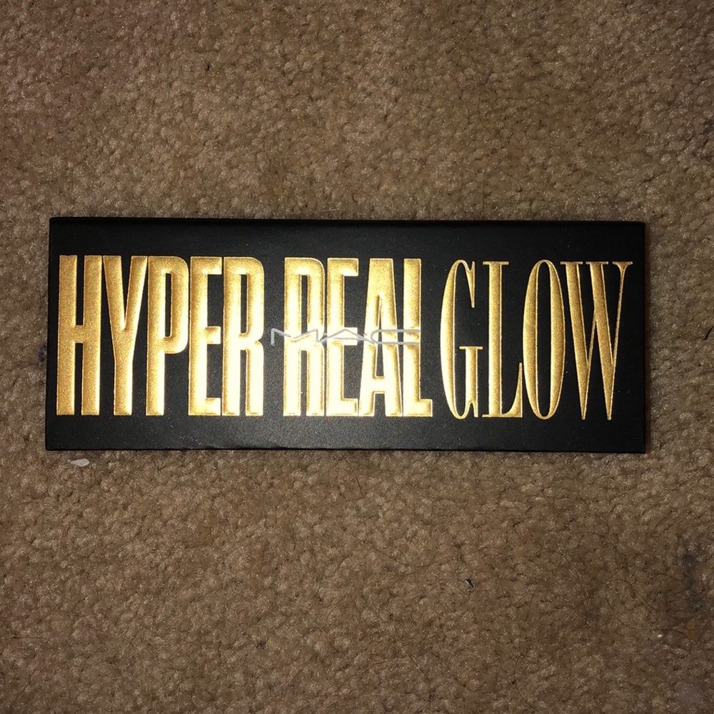 MAC hyper real glow highlighter palette